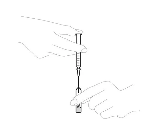 Due mani che tengono una siringa, la mano superiore afferra il corpo della siringa mentre l'indice della mano inferiore stabilizza l'ago durante la preparazione alla somministrazione del farmaco