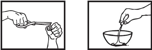 La mano sinistra tiene delle forbici che tagliano un tubetto, mentre la destra preme per svuotare il contenuto del tubetto in una ciotola piena di liquido