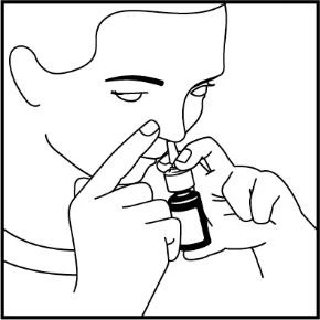 Czarno-biała rysunkowa ilustracja przedstawiająca dłonie osoby trzymającej małą buteleczkę z pipetą przy twarzy w celu dozowania leku do nosa