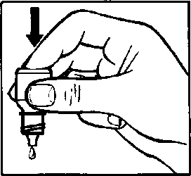 Mano con el pulgar y el índice presionando firmemente la parte superior de un pequeño dispensador, del que sale por la parte inferior una única gota de líquido