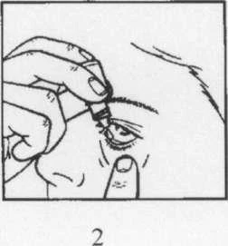 Mano che tiene una piccola bottiglietta con collirio, che applica il farmaco direttamente nell'occhio di una persona con viso visibile e palpebra chiusa