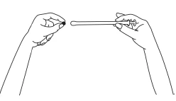 Due mani che impugnano orizzontalmente una siringa lunga e sottile, con la mano sinistra che afferra l'estremità e la destra che tiene lo stantuffo del dispositivo