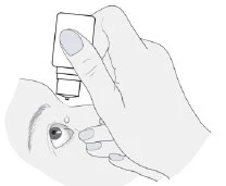 Mano sosteniendo un pequeño frasco con gotas, acercando la boquilla al párpado inferior del ojo de una persona que se prepara para aplicar el medicamento