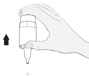 Mano sosteniendo un frasco blanco con dispensador del que cae una sola gota de medicamento, con una flecha negra apuntando hacia arriba visible al lado