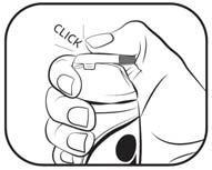 Mano che tiene un autoiniettore bianco con la scritta CLICK, che indica il momento dell'attivazione del dispositivo durante la somministrazione del farmaco