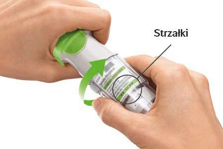 Mani che tengono un iniettore medico bianco-verde, con una freccia nera che indica il senso di rotazione e frecce verdi che suggeriscono il movimento del dispositivo