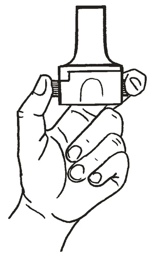 Illustrazione nera a linee di una mano che impugna e stabilizza un dispositivo medico di forma rettangolare con un elemento superiore sporgente