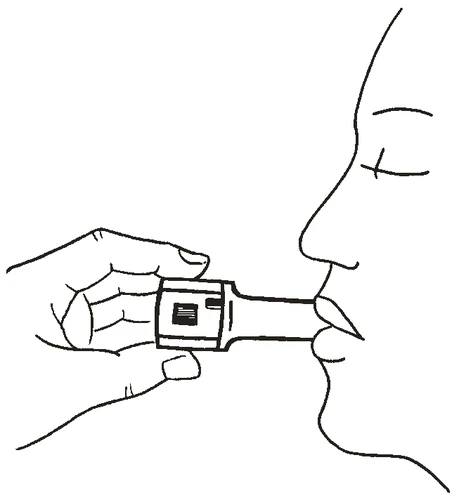 Disegno che mostra una mano che impugna un inalatore applicato alla bocca di una persona in profilo durante l'inalazione del farmaco