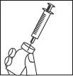 Mano che impugna una siringa con ago inserito nel tappo di gomma di una fiala per prelevare il farmaco