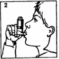 Osoba wdycha przez usta, trzymając inhalator w ręce, skierowany do ust, z numerem 2 w lewym górnym rogu