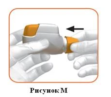 Дві руки тримають інгалятор, одна рука натискає на помаранчевий механізм, стрілка вказує напрямок дії для активування пристрою