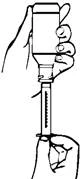 Una mano sostiene un frasco con solución, la otra mano introduce la aguja de una jeringa en el tapón del frasco para extraer el medicamento