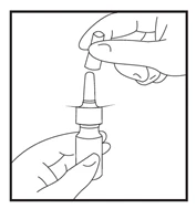 Una mano tiene il flacone con il farmaco, l'altra mano svita il cappuccio con lo spruzzatore dosatore per la preparazione della somministrazione