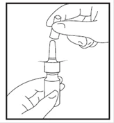 Una mano tiene un'ampolla con il farmaco, l'altra mano svita il cappuccio con la siringa per la preparazione della somministrazione