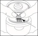 Manos insertando una ampolla en un dispositivo especial para abrir, una flecha indica el lugar donde se introduce la ampolla en el contenedor