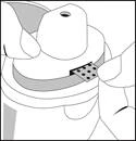 Mano sosteniendo una jeringa, introduciendo la aguja bajo la piel en la zona abdominal, con un pliegue cutáneo visible y un pliegue de piel levantado
