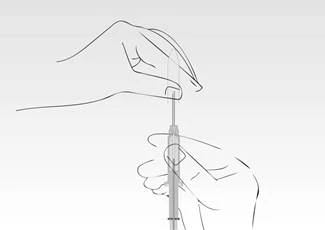 Una mano tiene una siringa, l'altra preme lo stantuffo iniettando il liquido attraverso l'ago, indicando il processo di iniezione o la preparazione per essa