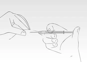Una mano tiene una siringa, l'altra rimuove il tappo dall'ago, preparazione all'iniezione