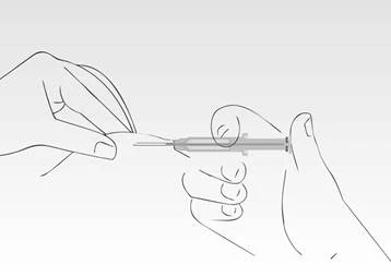 Una mano tiene una siringa, l'altra rimuove il tappo dall'ago, preparazione all'iniezione