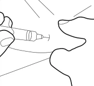 Una mano sostiene una jeringa en un ángulo de 45 grados, introduciendo la aguja en el tejido muscular del brazo, con líneas visibles que indican la dirección de inserción y el contorno del cuerpo