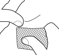 Manos sosteniendo una gasa estéril rectangular con textura de malla, preparándola para aplicarla sobre una herida