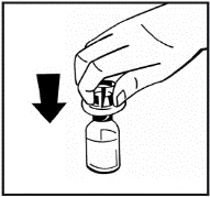 Una mano sostiene el frasco con la solución, insertando la aguja de la jeringa en el tapón, con una flecha hacia abajo que indica la dirección de la presión
