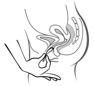 Mano che impugna una siringa, inserendo l'ago nel tessuto muscolare della natica con un angolo, con anatomia del bacino e della colonna vertebrale visibile sullo sfondo