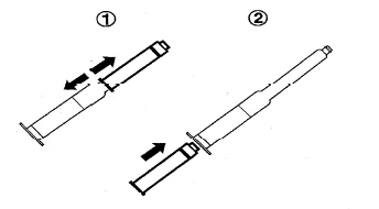 Dos etapas de ensamblaje de la jeringa: en la primera, la unión del cuerpo con el émbolo; en la segunda, la colocación de la aguja y la fijación del émbolo en el cuerpo
