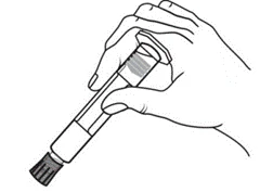 Una mano tiene una penna siringa, le dita premono lo stantuffo per somministrare il farmaco, con l'ago rivolto verso il basso
