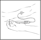 Mano sujetando una jeringa con aguja, introduciéndola bajo la piel en la zona abdominal, con tubo de conexión y adaptador visibles