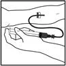 Mano sosteniendo una jeringa con aguja, introduciéndola bajo la piel, conectada a un tubo y un dispositivo de infusión fijado al cuerpo