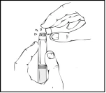 Una mano sostiene un frasco con solución, la otra mano desenrosca la tapa, preparando el medicamento para su uso