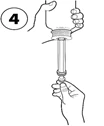 Una mano tiene lo stantuffo della siringa, l'altra sostiene il corpo, preparazione all'iniezione con indicazione del passaggio 4