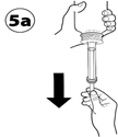 Una mano tiene verticalmente la siringa, l'altra preme lo stantuffo verso il basso, mostrando la direzione di somministrazione del farmaco