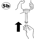 Una mano tiene la siringa, l'altra estrae lo stantuffo verso l'alto, indicato dalla freccia direzionale e dall'annotazione 5b nell'angolo