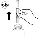 Una mano tiene la siringa, estraendo la soluzione dalla fiala, con freccia verso l'alto e indicazione 6b