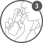 Una mano tiene l'inalatore, le dita premono il dosatore durante l'inspirazione attraverso la bocca, il numero del passaggio 3 è cerchiato