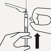 Una mano impugna la siringa, l'altra preme il pistone verso l'alto, mostrando la direzione dell'iniezione del liquido