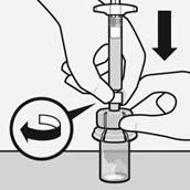 Una mano tiene la siringa inserendone l'ago nel flacone con soluzione, l'altra mano ruota la siringa in senso orario per aspirare il liquido, una freccia indica la direzione della pressione sul pistone