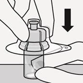 Una mano preme lo stantuffo della siringa, iniettando liquido nell'ampolla, una freccia indica la direzione della pressione