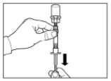Mano tiene la siringa verticalmente, l'altra mano preme lo stantuffo verso il basso per espellere l'aria dalla siringa