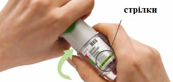 Mano che impugna una penna siringa, un dito ruota la ghiera per impostare la dose, frecce verdi indicano il senso di rotazione, visibile la scala graduata della dose