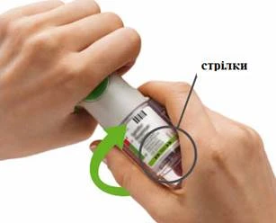 Mani che impugnano un flacone di farmaco, una mano lo ruota nel senso orario indicato dalle frecce, sul flacone sono visibili etichetta e codice a barre