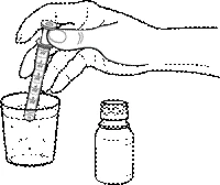 Una mano sostiene una jeringa extrayendo líquido de un vaso transparente; al lado hay un frasco con tapa para almacenar medicamentos
