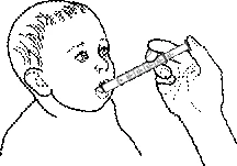 Una mano sostiene una jeringa sin aguja, introduciendo líquido en la boca de un niño pequeño que está sentado con la boca abierta