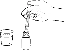Una mano sostiene una jeringa extrayendo líquido de un frasco; al lado hay un vaso con agua para la dilución del medicamento