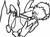Una mano tiene una siringa inserendo l'ago nella coscia di un neonato che giace supino, mentre l'altra mano sostiene la gamba del bambino per stabilizzarla durante l'iniezione