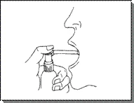 Una mano sostiene un spray nasal introduciéndolo en una fosa nasal, con un chorro del medicamento pulverizado saliendo del orificio nasal