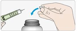Рука держит шприц с раствором, другая рука открывает крышку флакона, игла шприца направлена к флакону для набора раствора