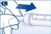 Mano sosteniendo la pluma inyectable, con la aguja insertada en ángulo, una flecha azul indica la dirección de la inyección, la letra L indica la mano izquierda